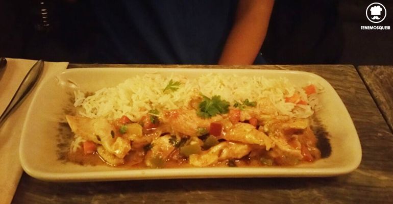 A Restaurante El Escondite de Villanueva Tenemosqueir Madrid Solomillitos de Pollo al Curry Rojo con Arroz Basmati